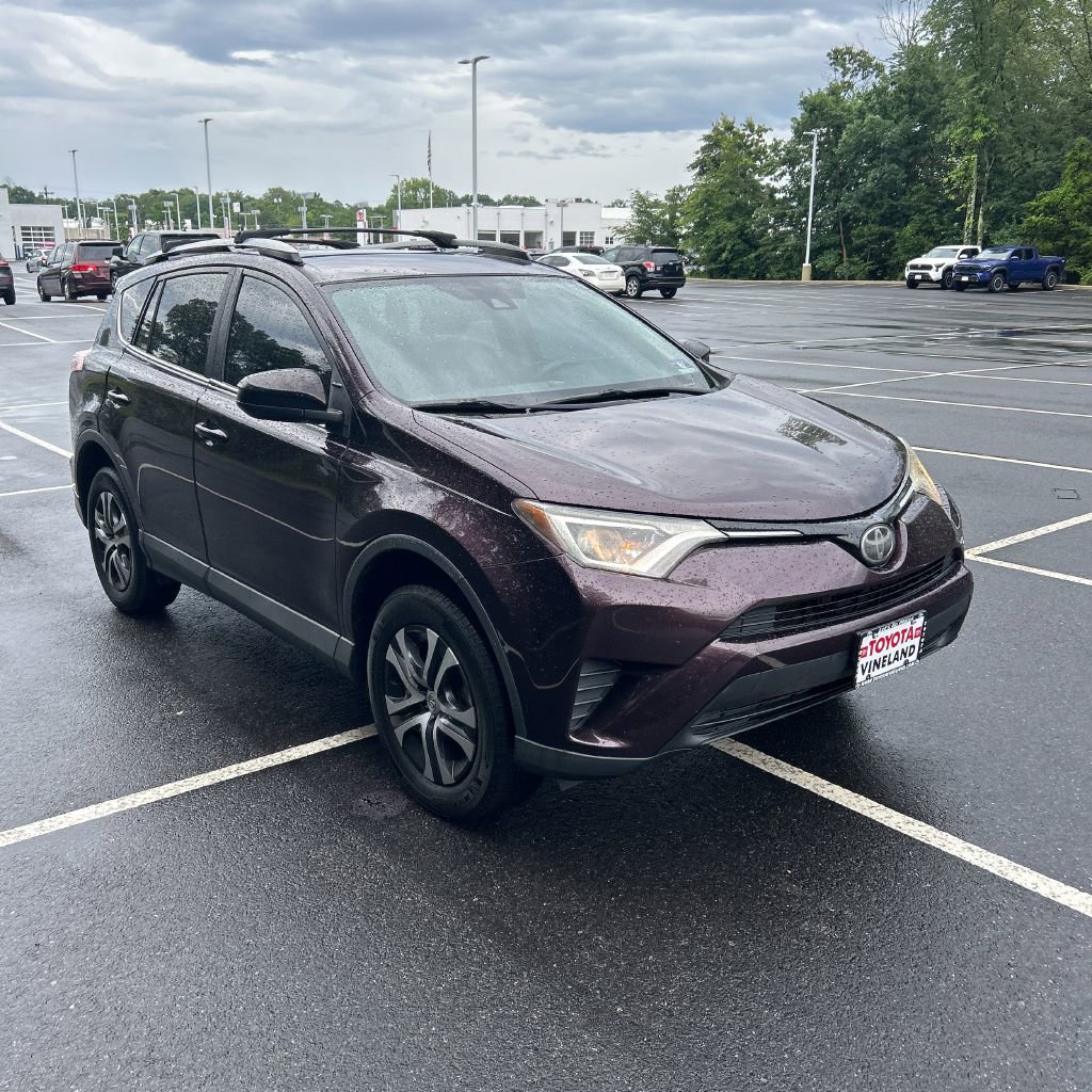 2017 Toyota RAV4 LE photo 4