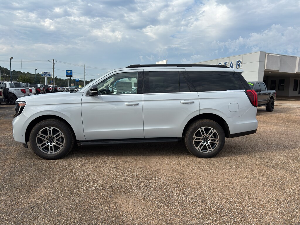 2025 Ford Expedition photo 2