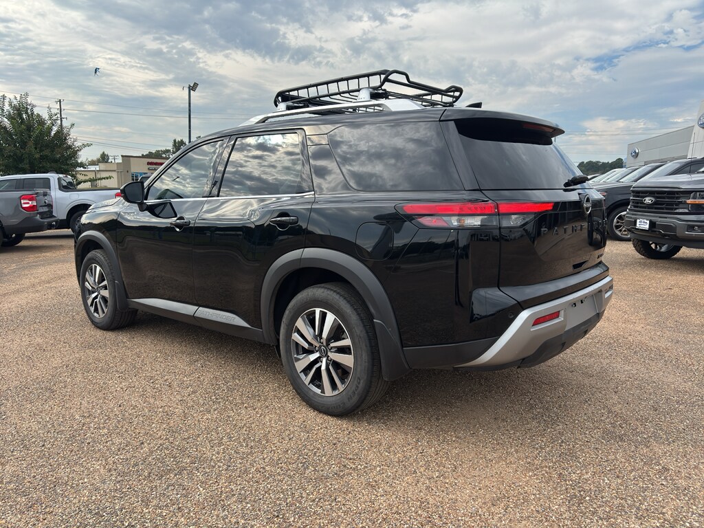 2023 Nissan Pathfinder SL photo 3