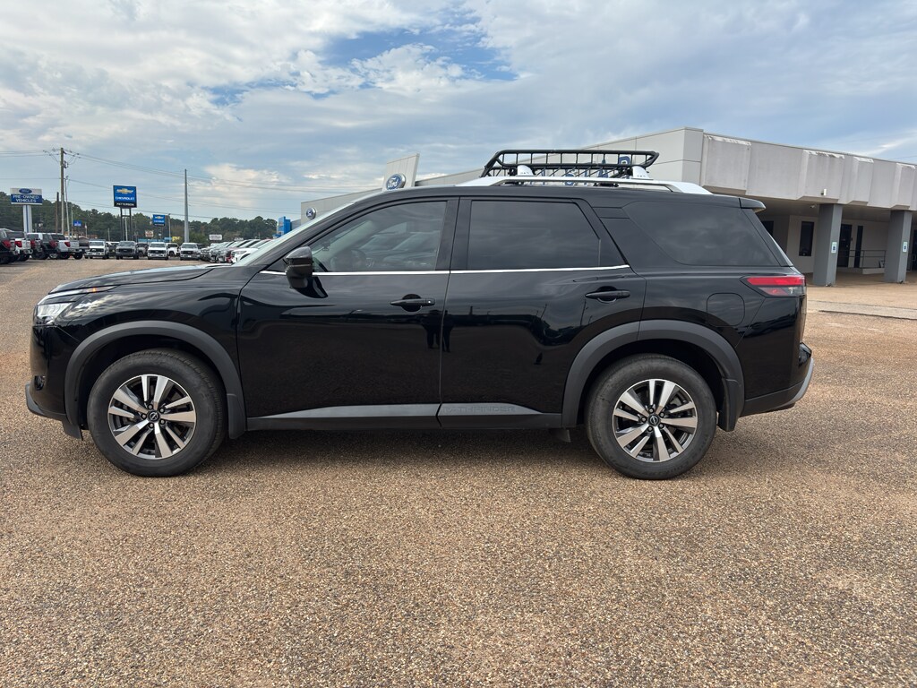 2023 Nissan Pathfinder SL photo 2