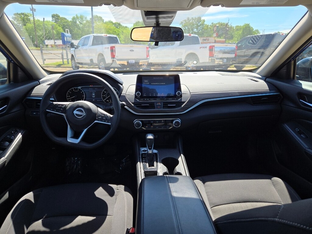 2025 Nissan Altima SV - Photo 17