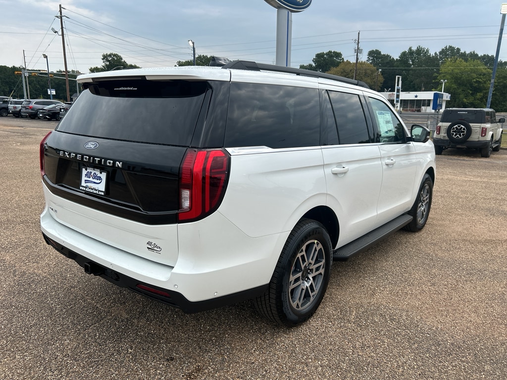 2025 Ford Expedition photo 2