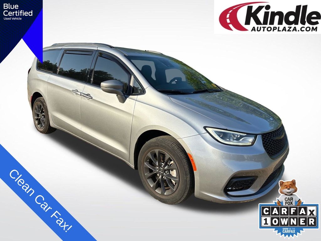 2021 Chrysler Pacifica Touring's photo