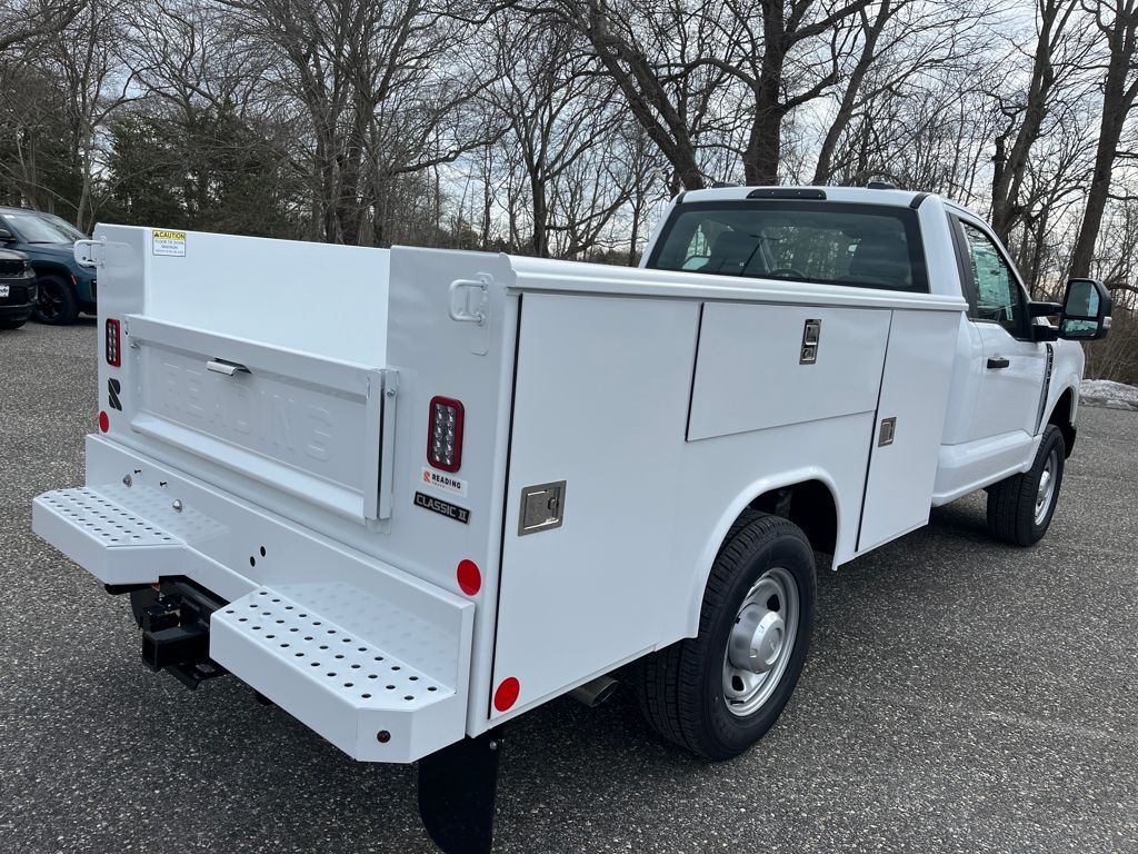 2025 Ford F-350 Super Duty Chassis Cab XLT - Photo 23