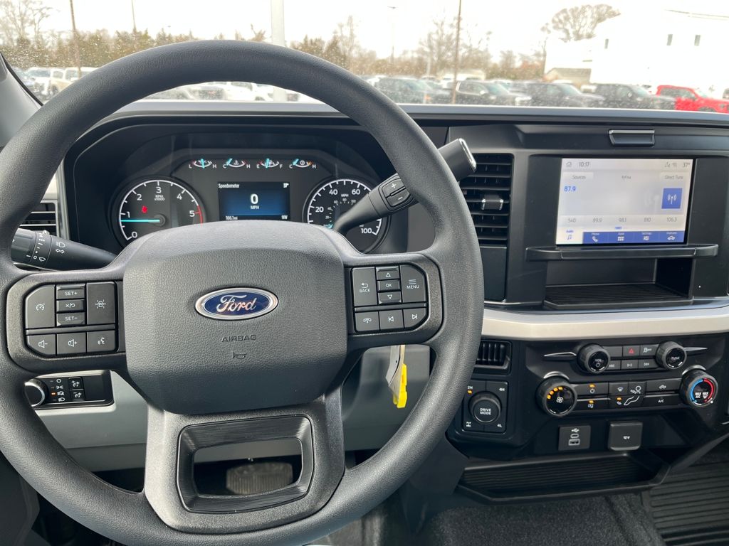 2025 Ford F-350 Super Duty Chassis Cab XLT - Photo 16