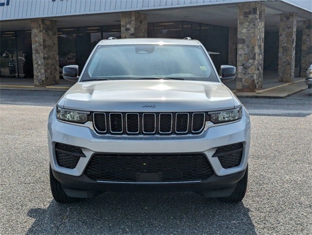 2023 Jeep Grand Cherokee Laredo photo 3