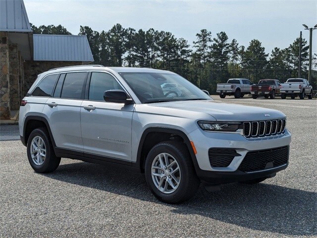 2023 Jeep Grand Cherokee Laredo photo 4