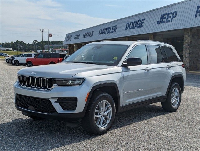 2023 Jeep Grand Cherokee Laredo photo 2