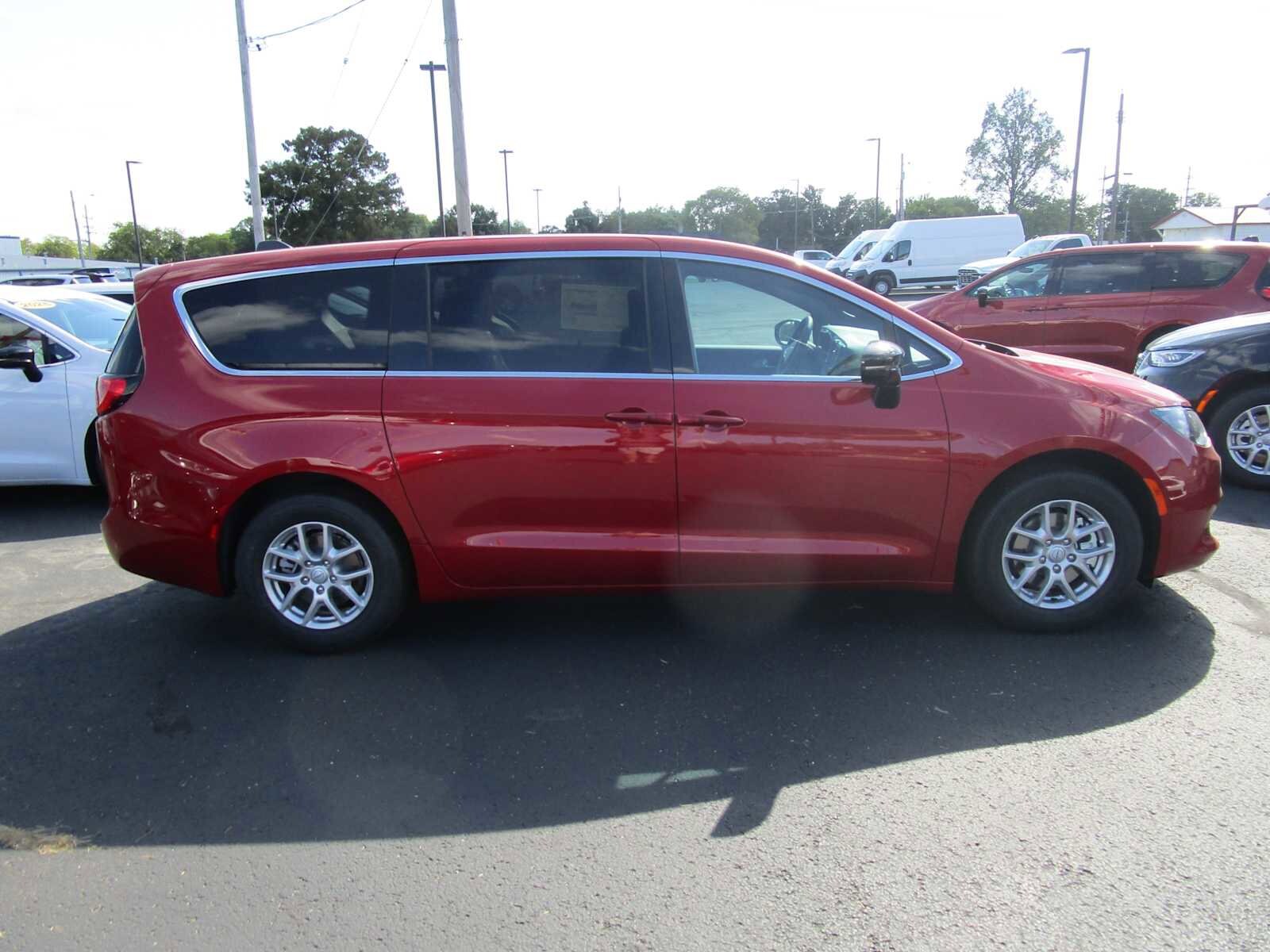2026 Chrysler Voyager LX - Photo 8