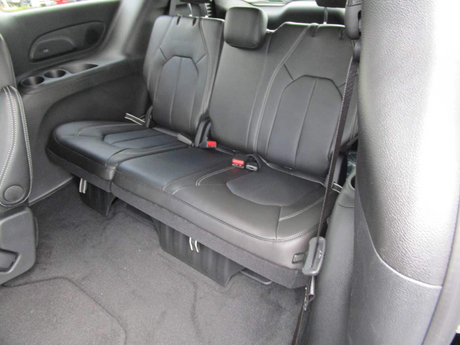 2026 Chrysler Pacifica Select - Photo 21