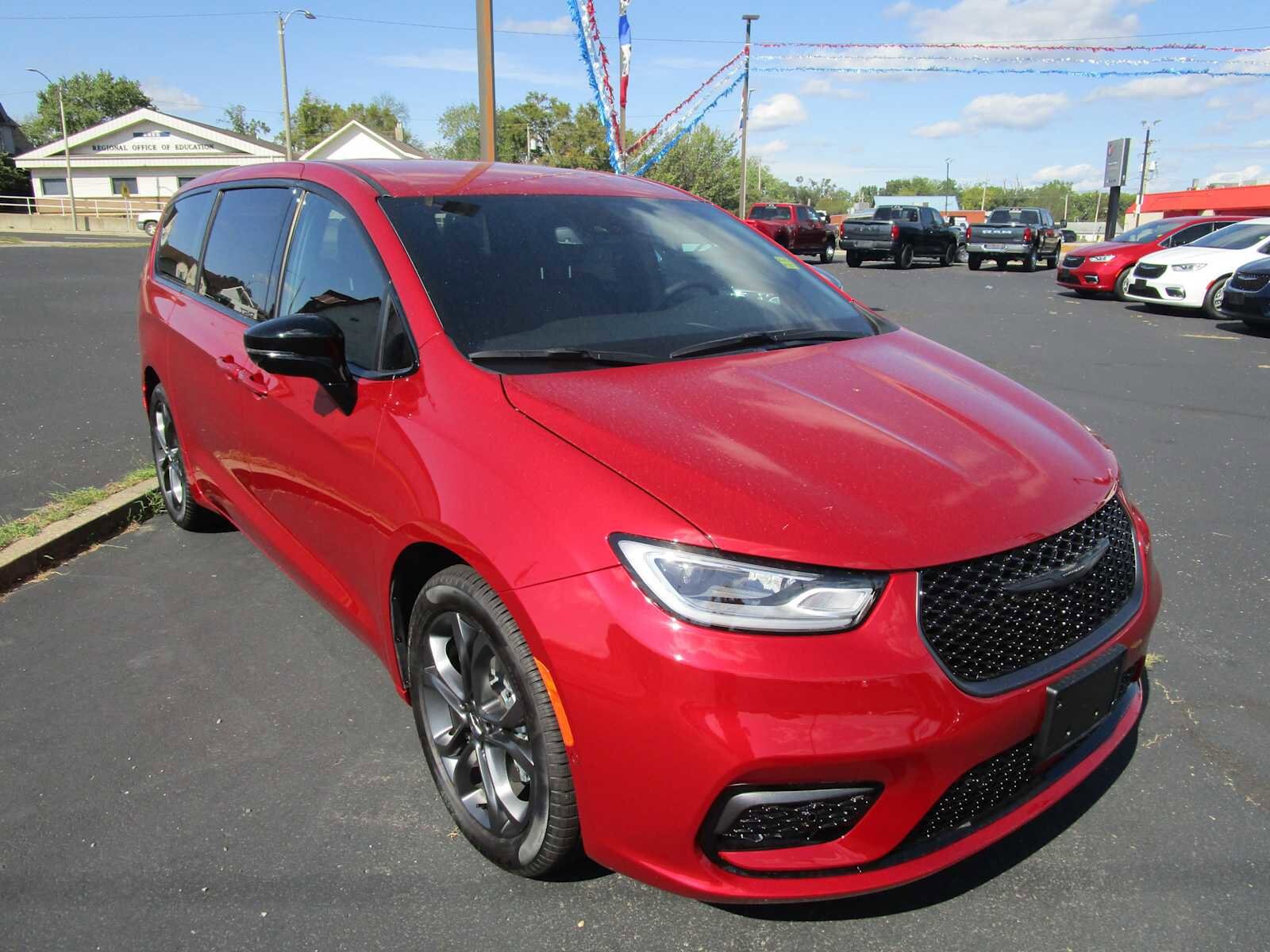 2026 Chrysler Pacifica photo 3