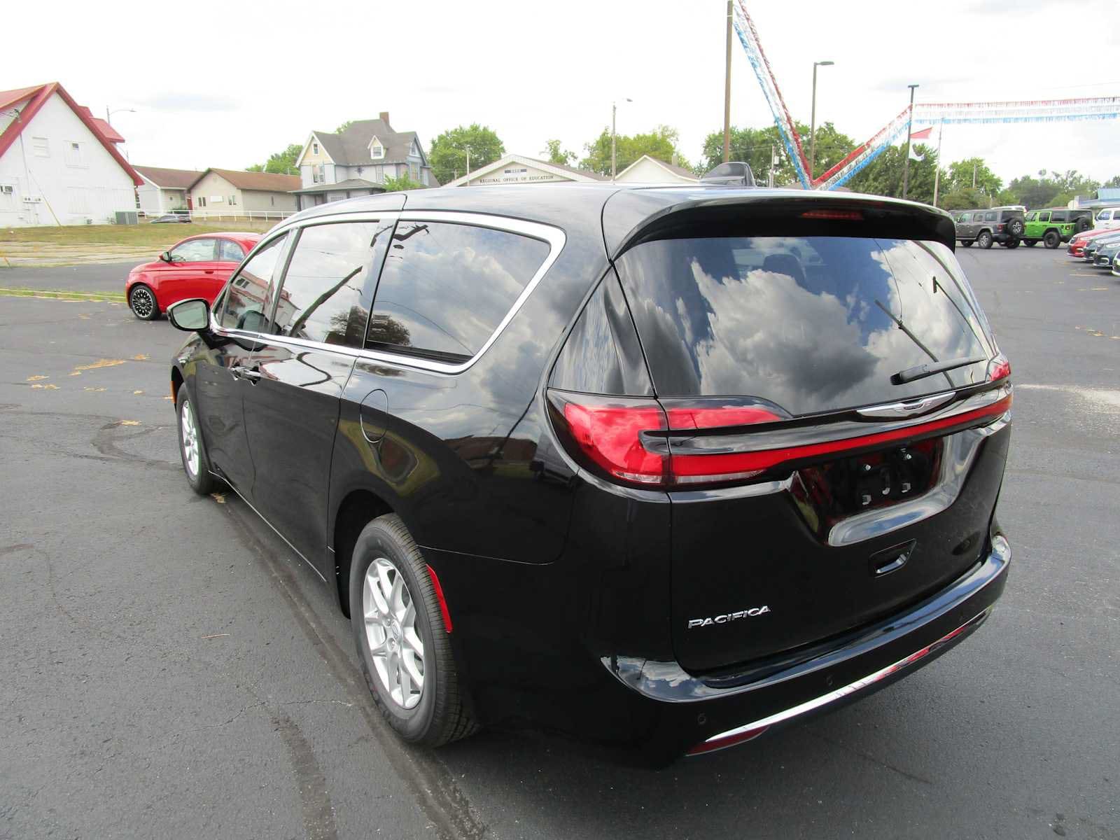 2026 Chrysler Pacifica Select - Photo 7