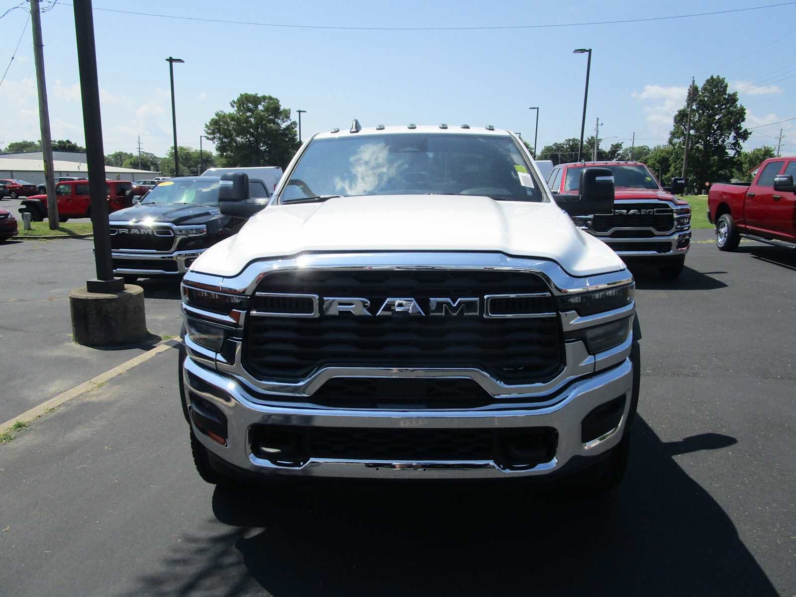 2025 Ram 5500 Tradesman photo 2