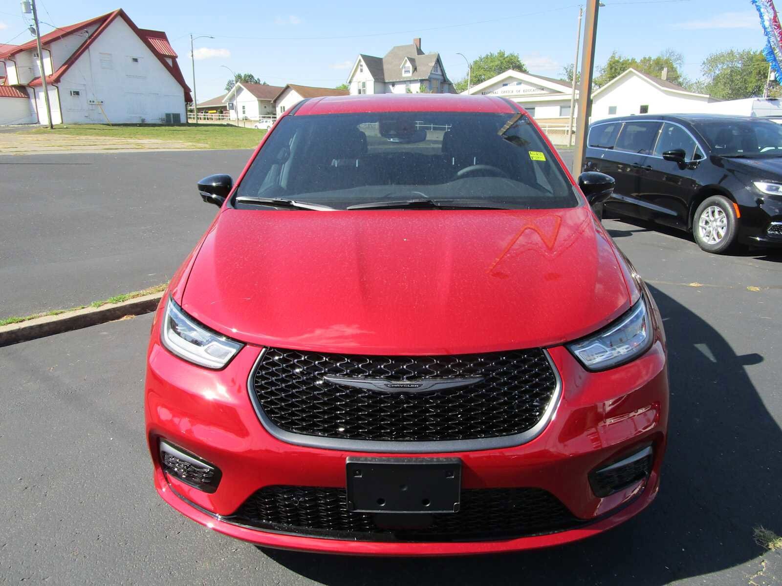 2026 Chrysler Pacifica photo 2