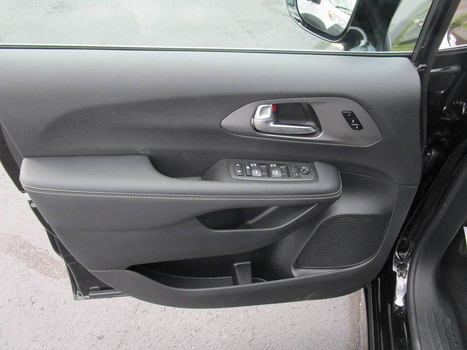 2026 Chrysler Pacifica Select - Photo 25