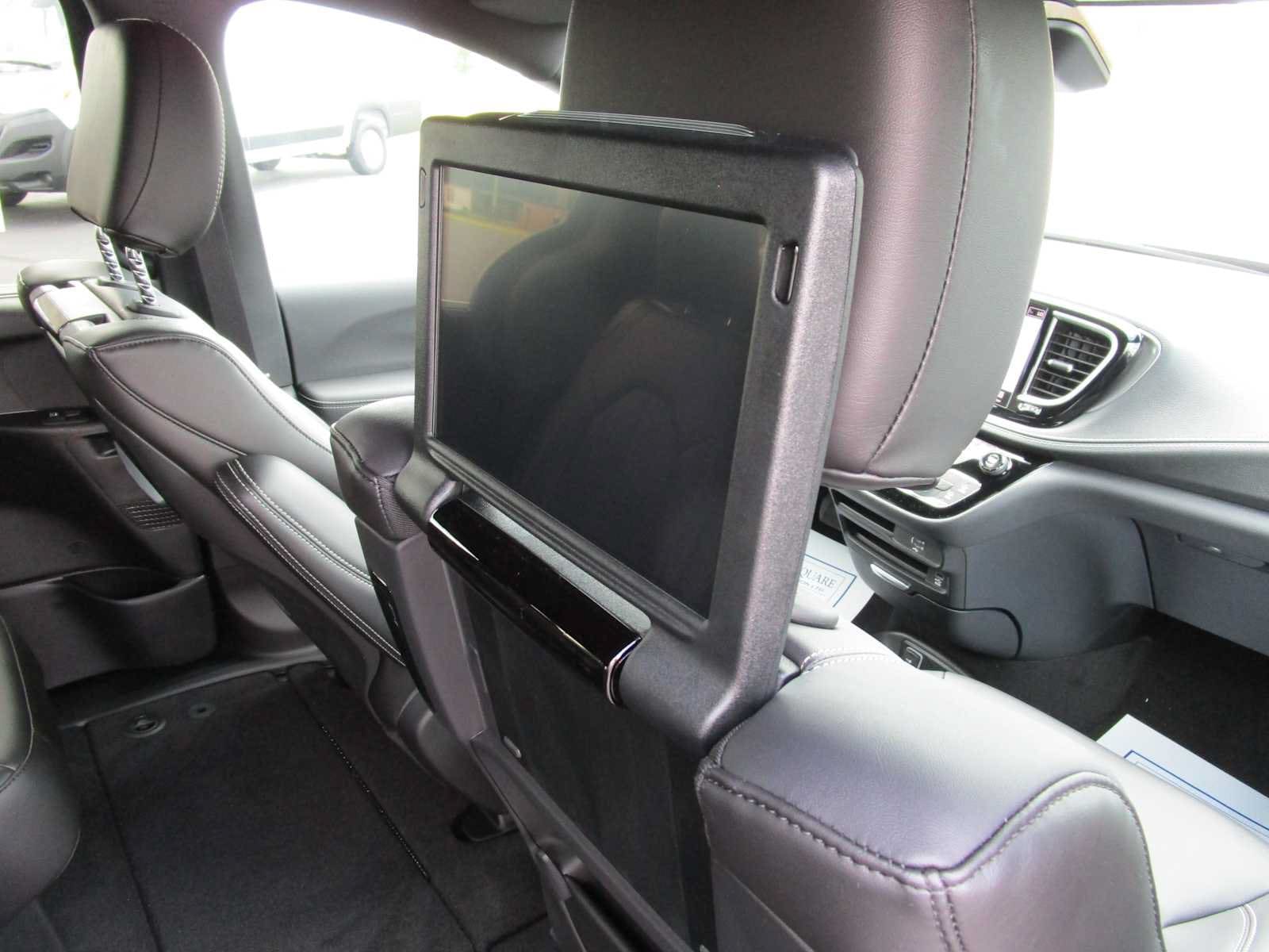 2026 Chrysler Pacifica Select - Photo 16