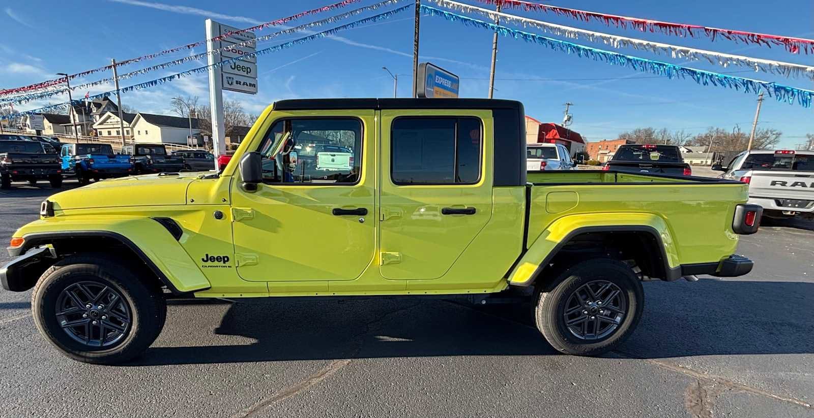 2024 Jeep Gladiator Sport S's photo