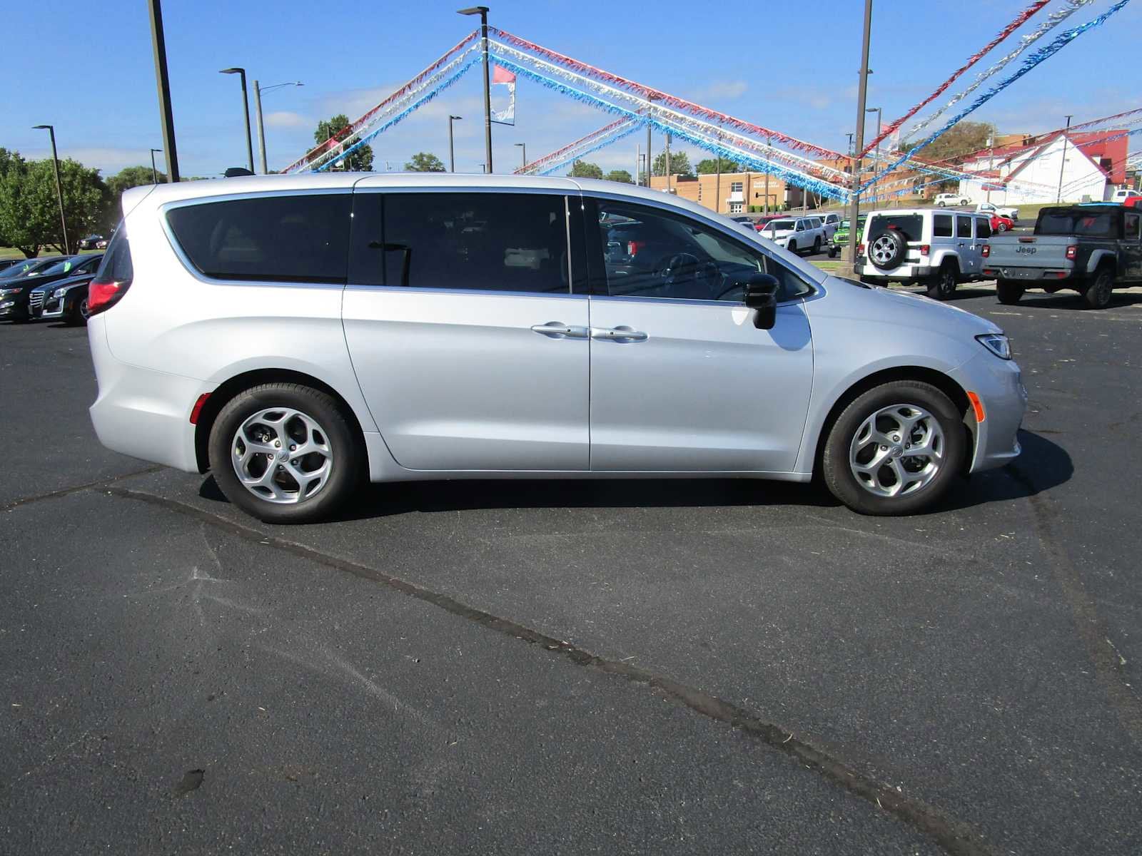 2024 Chrysler Pacifica Limited's photo