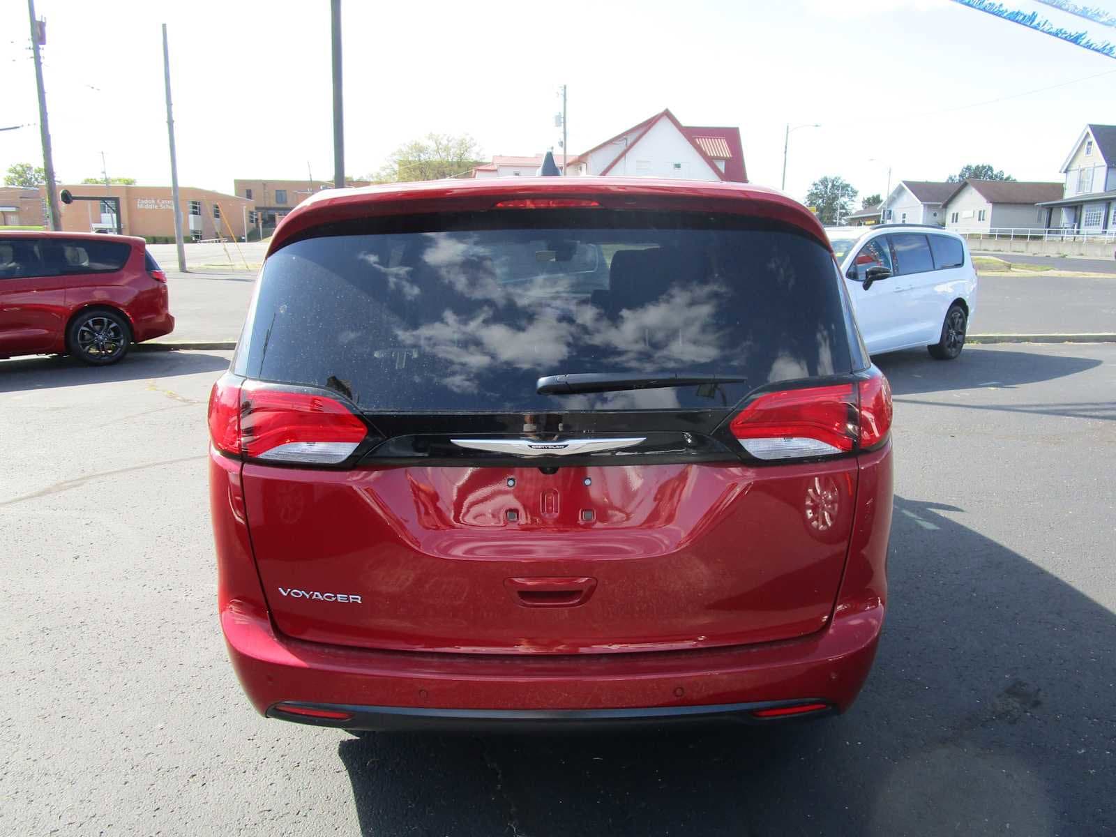 2026 Chrysler Voyager LX - Photo 6