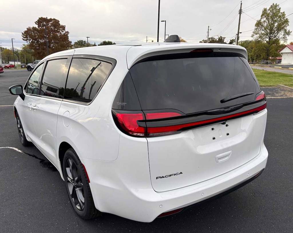 New 2026 Chrysler Pacifica SELECT Passenger Van