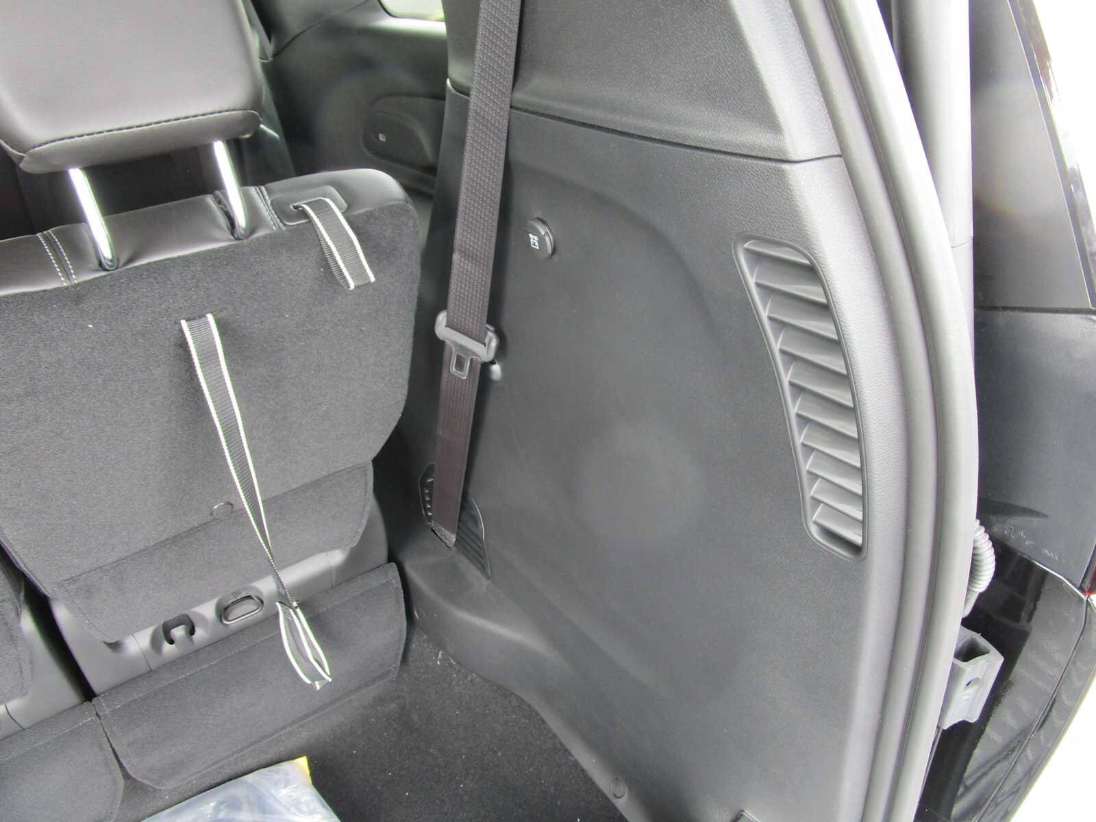 2026 Chrysler Pacifica Select - Photo 12