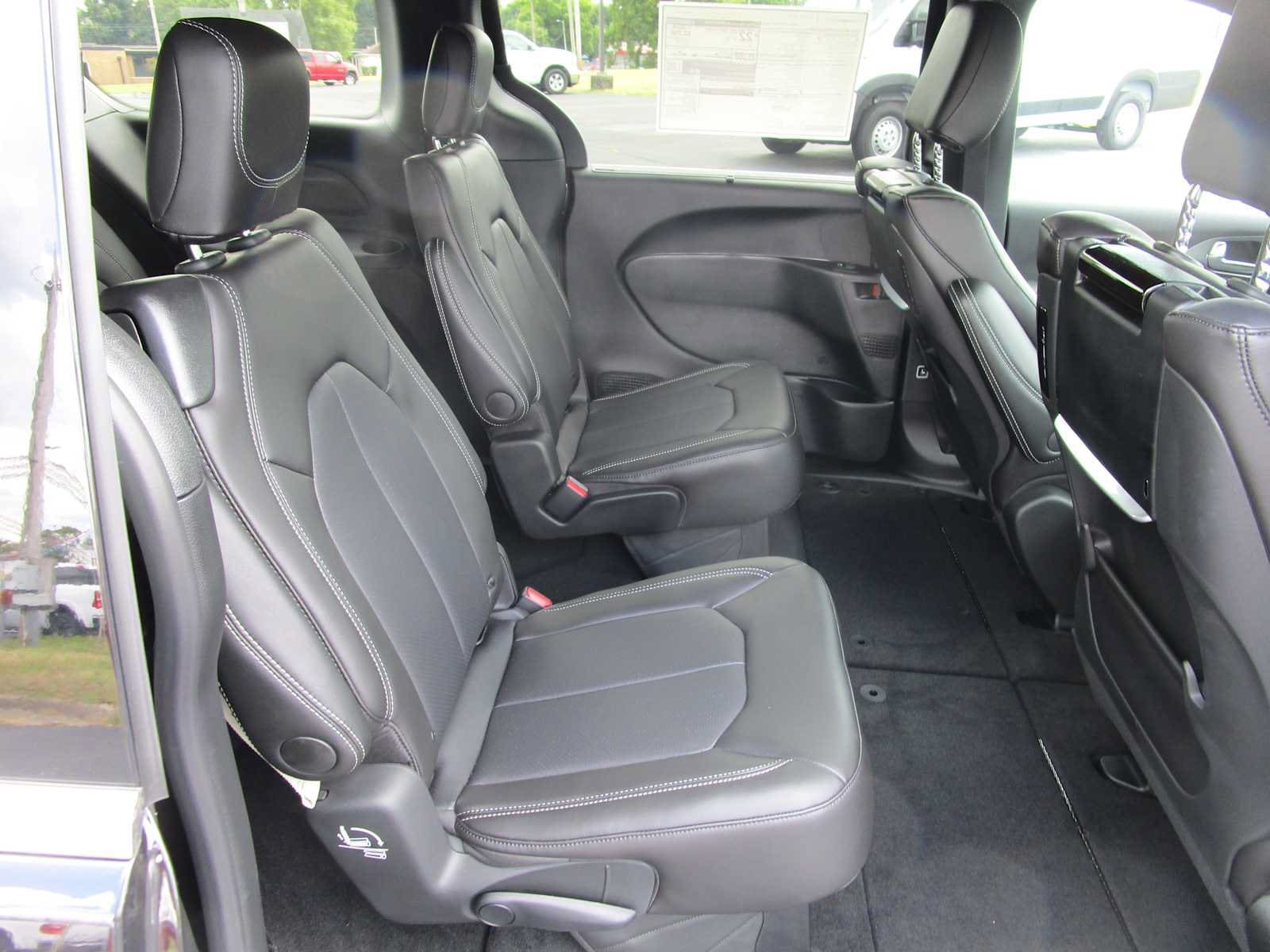 2026 Chrysler Pacifica Select - Photo 15