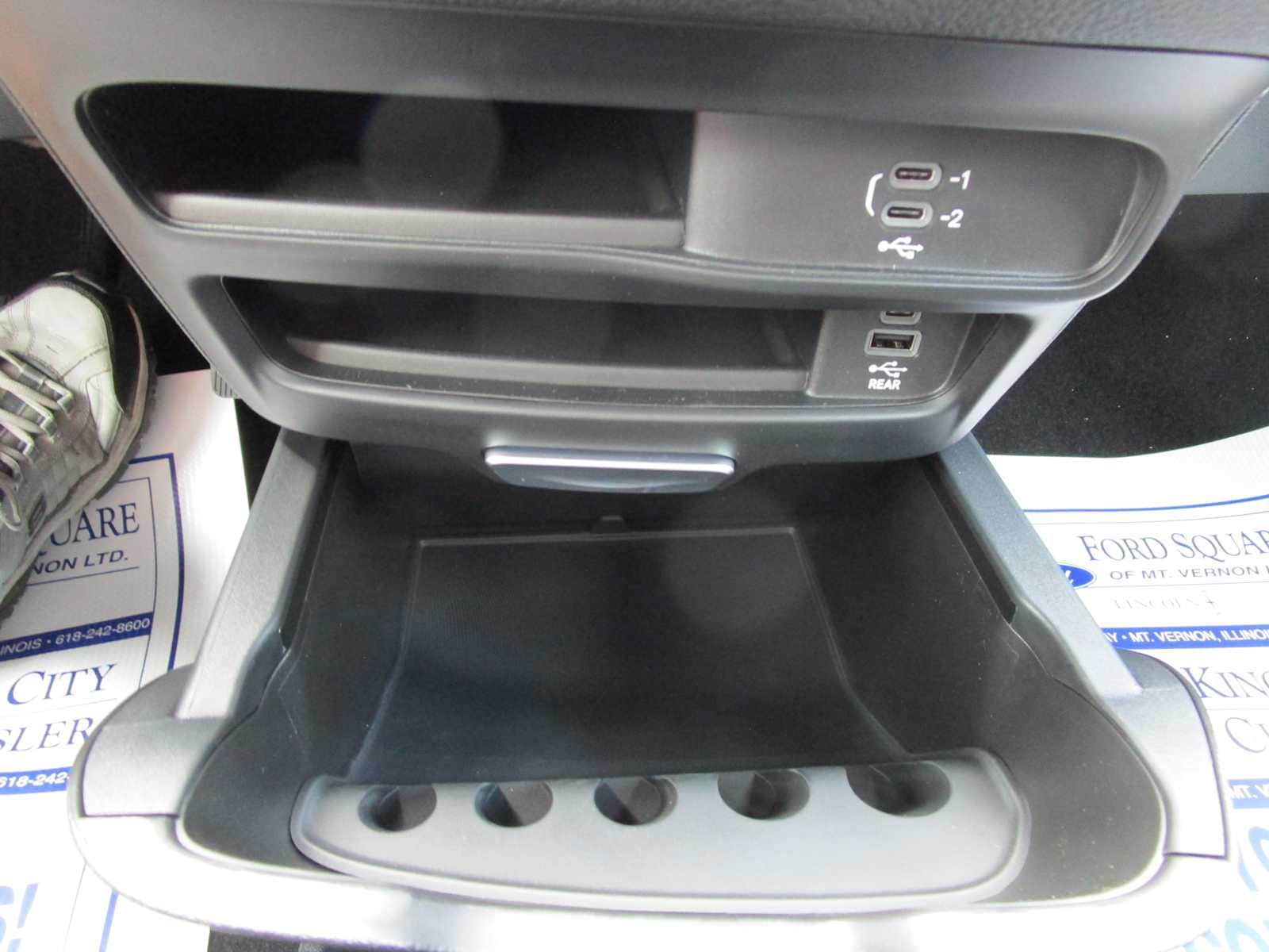 2026 Chrysler Pacifica Select - Photo 32