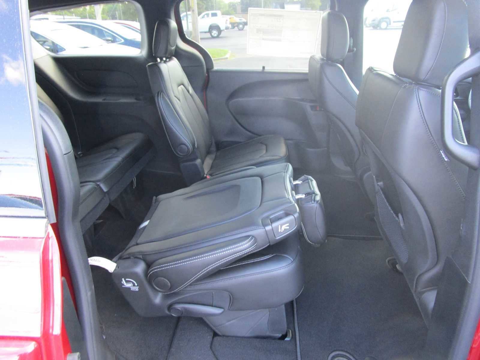 2026 Chrysler Voyager LX - Photo 14