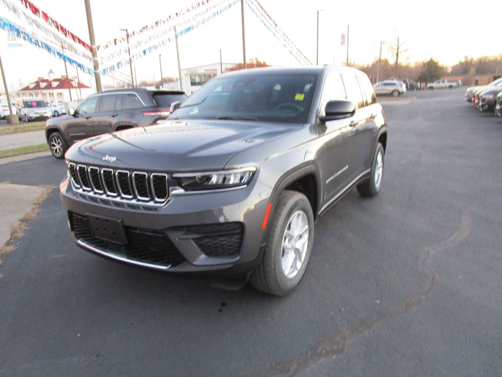 2025 Jeep Grand Cherokee Laredo X photo 2
