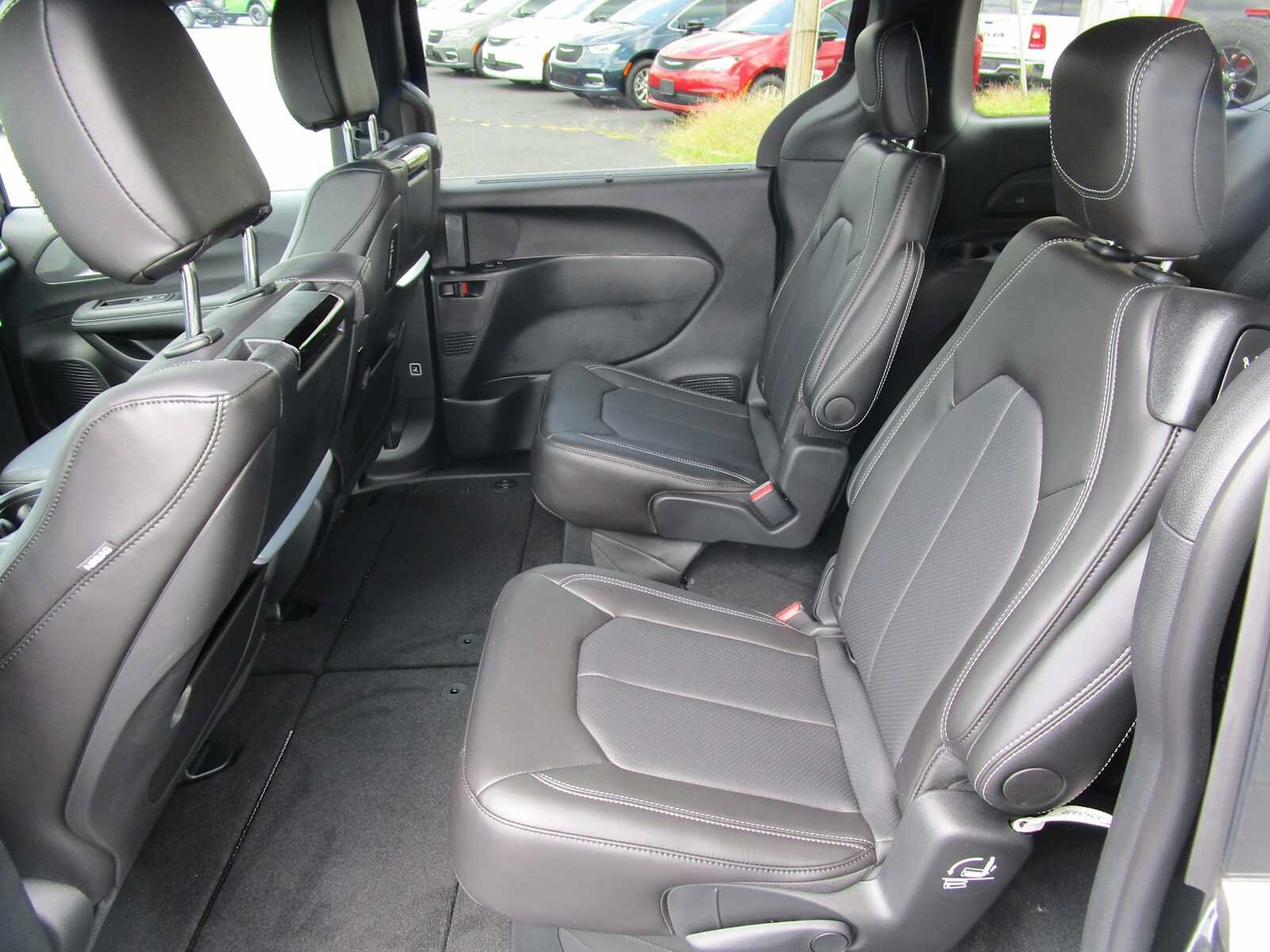 2026 Chrysler Pacifica Select - Photo 20