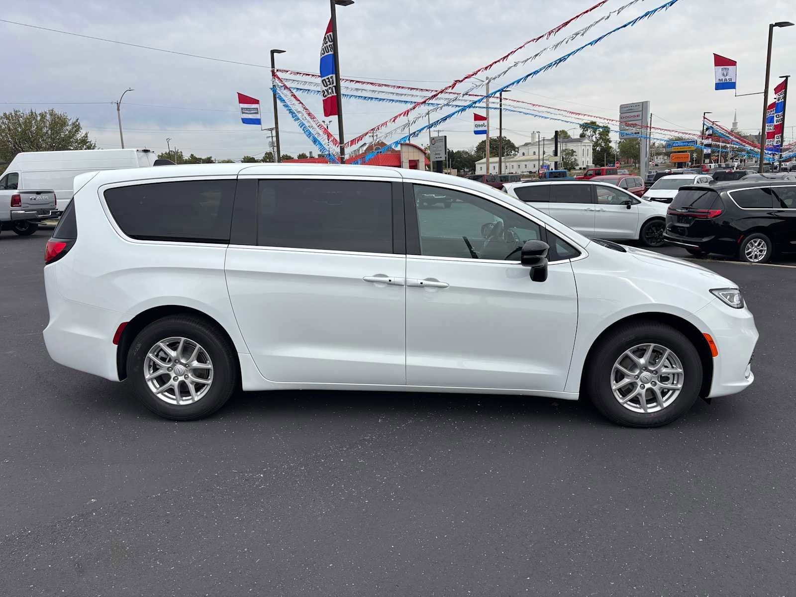 2026 Chrysler Pacifica Select's photo