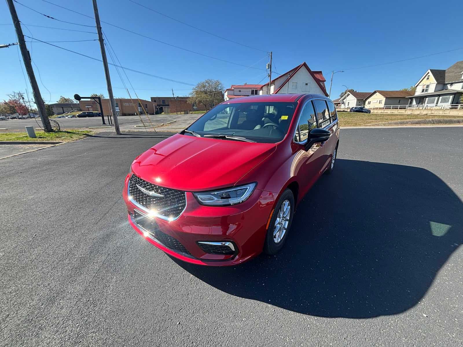 2026 Chrysler Pacifica Select's photo