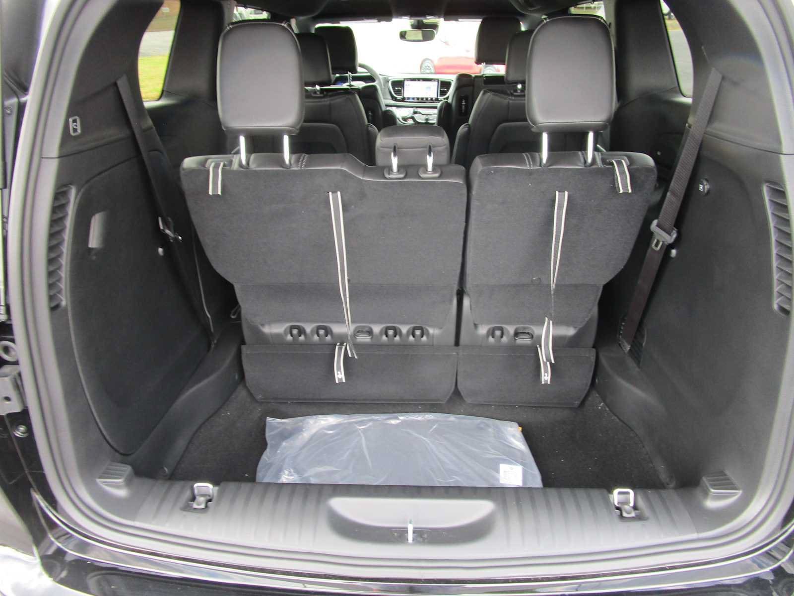 2026 Chrysler Pacifica Select - Photo 10