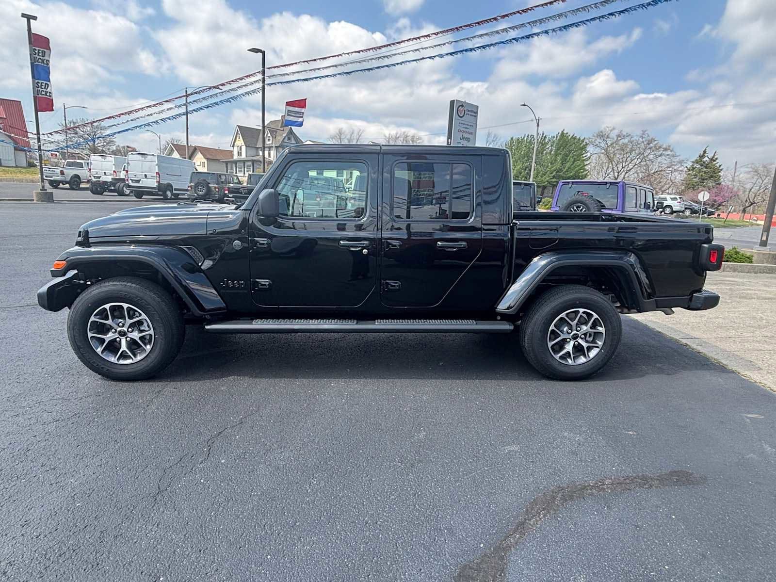 2026 Jeep Gladiator Sport S Auto's photo