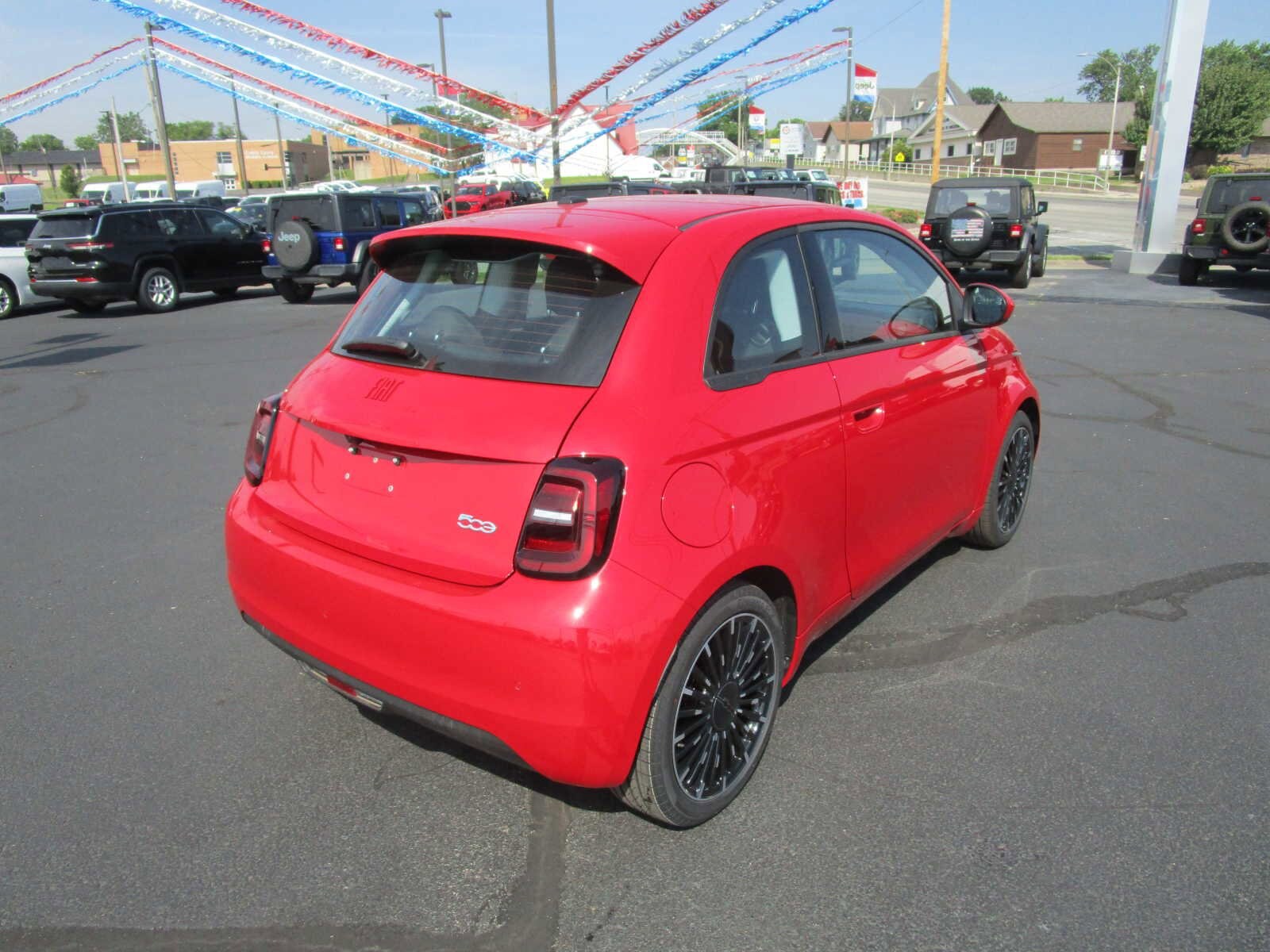 2024 Fiat 500e Red photo 4