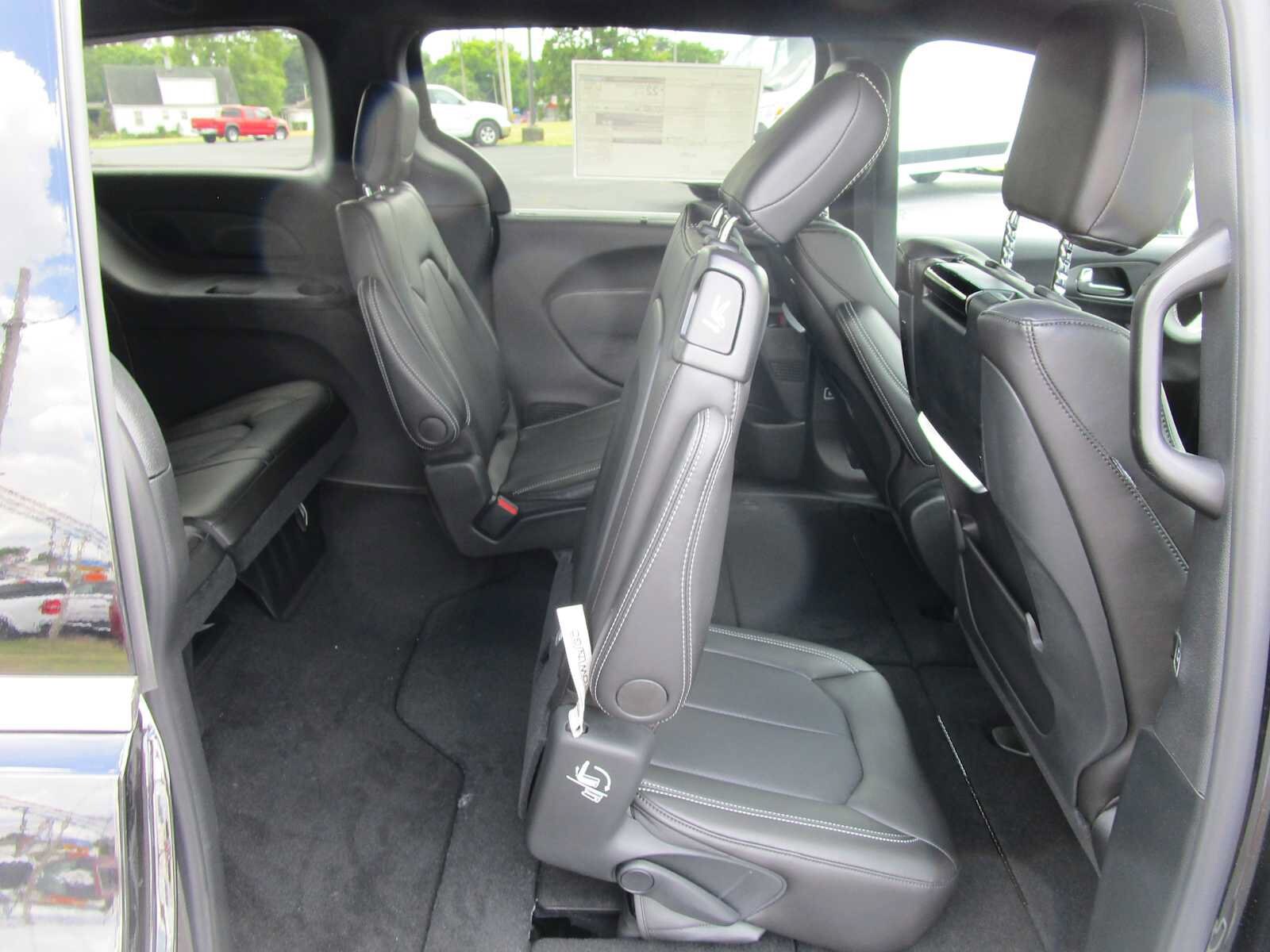 2026 Chrysler Pacifica Select - Photo 14