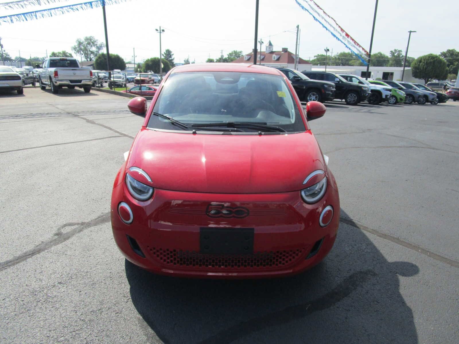 2024 Fiat 500e Red photo 2