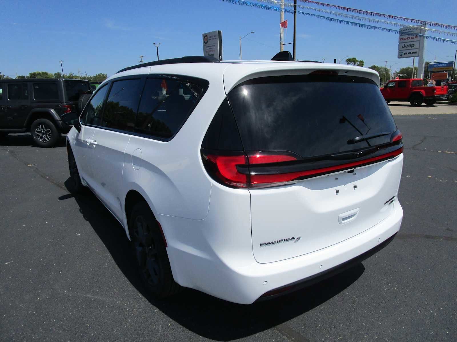 2026 Chrysler Pacifica Limited - Photo 7