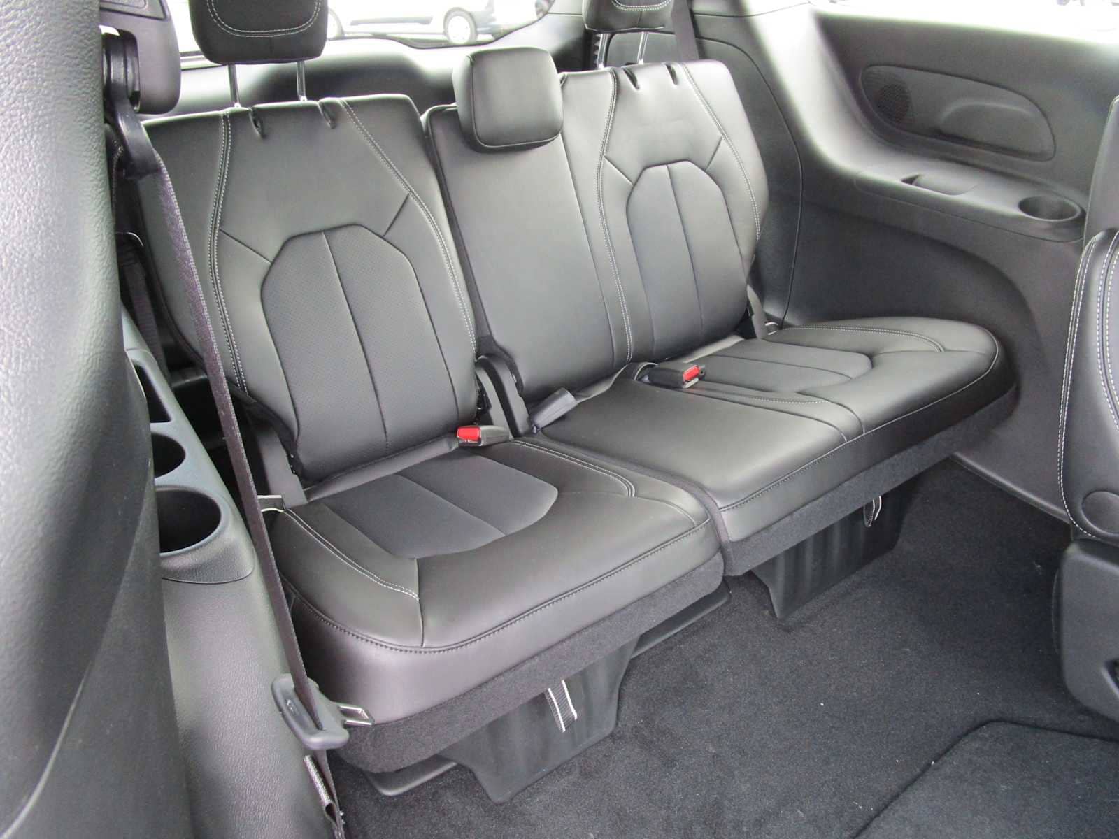 2026 Chrysler Pacifica Select - Photo 13
