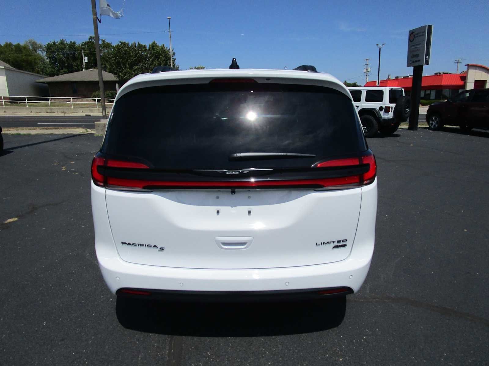 2026 Chrysler Pacifica Limited - Photo 6