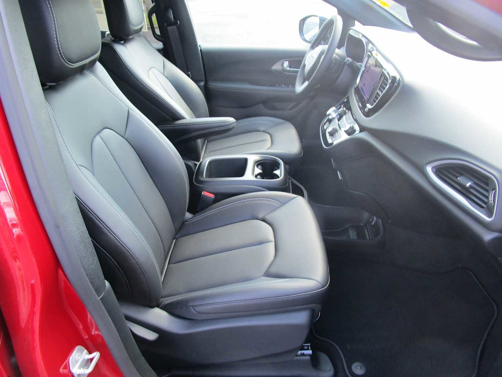 2026 Chrysler Voyager LX - Photo 15