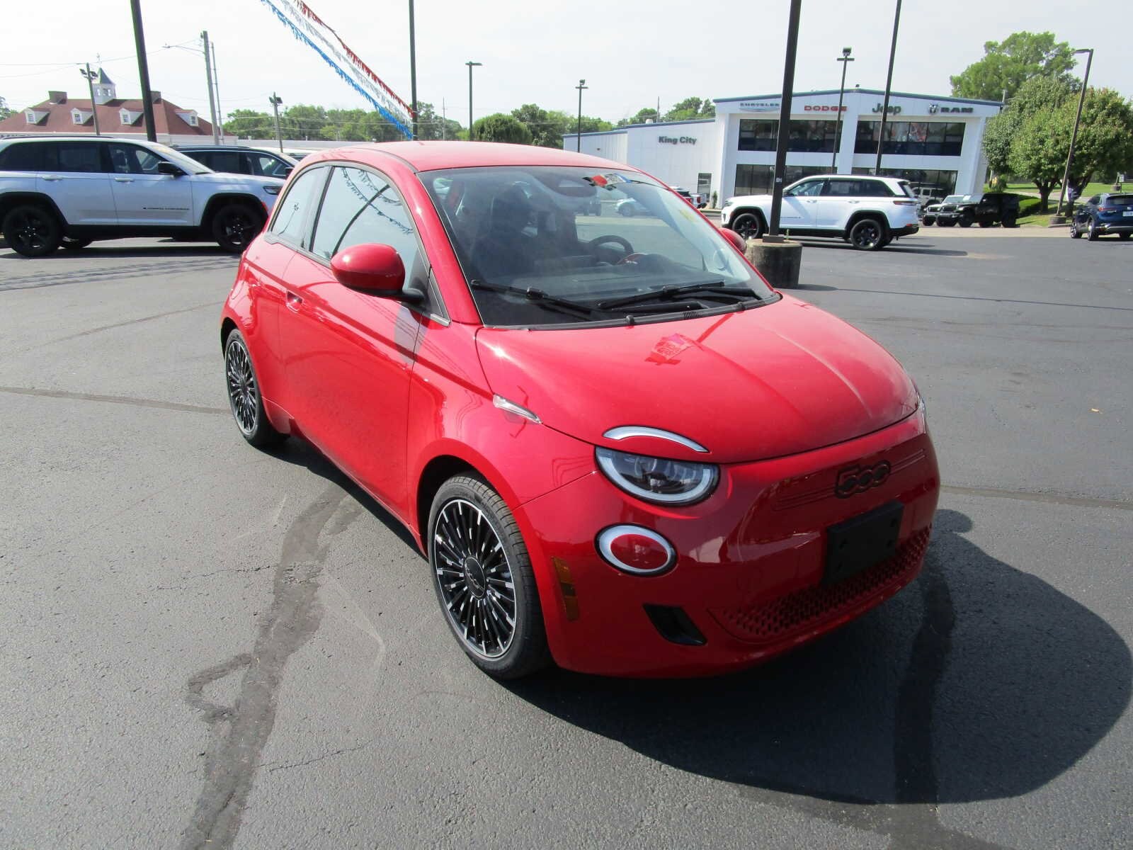 2024 Fiat 500e Red photo 3