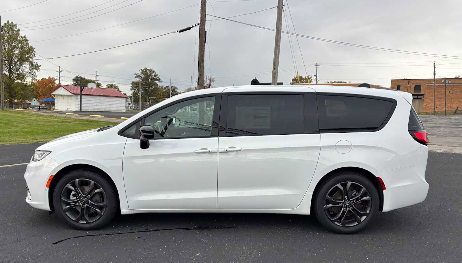 2026 Chrysler Pacifica Select's photo