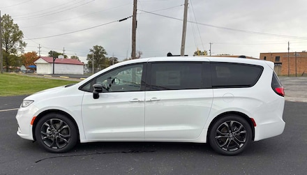 2026 Chrysler Pacifica SELECT Passenger Van