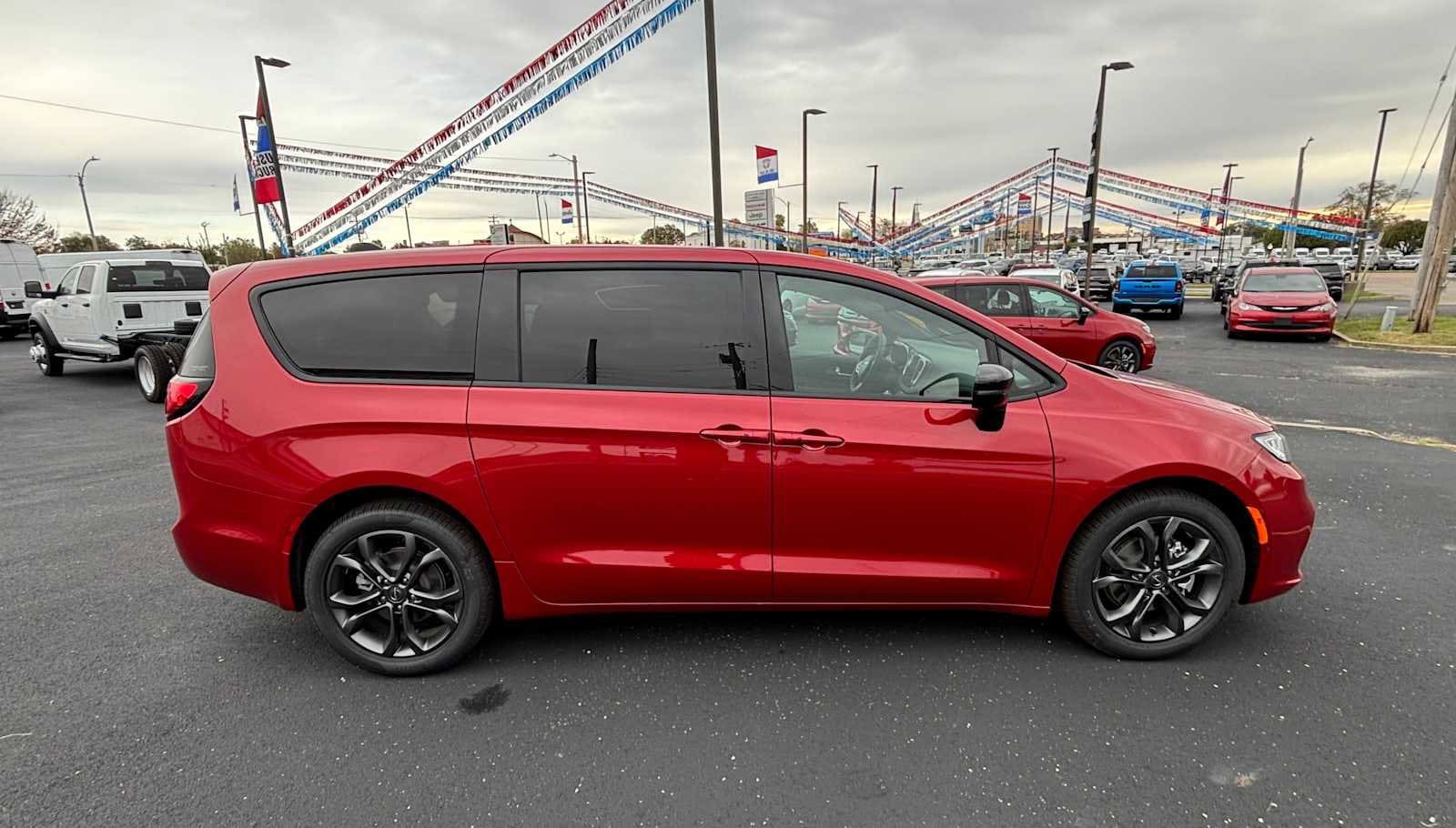2026 Chrysler Pacifica Passenger Van 