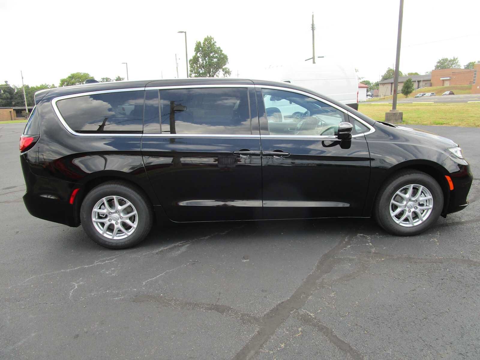 2026 Chrysler Pacifica Select - Photo 8