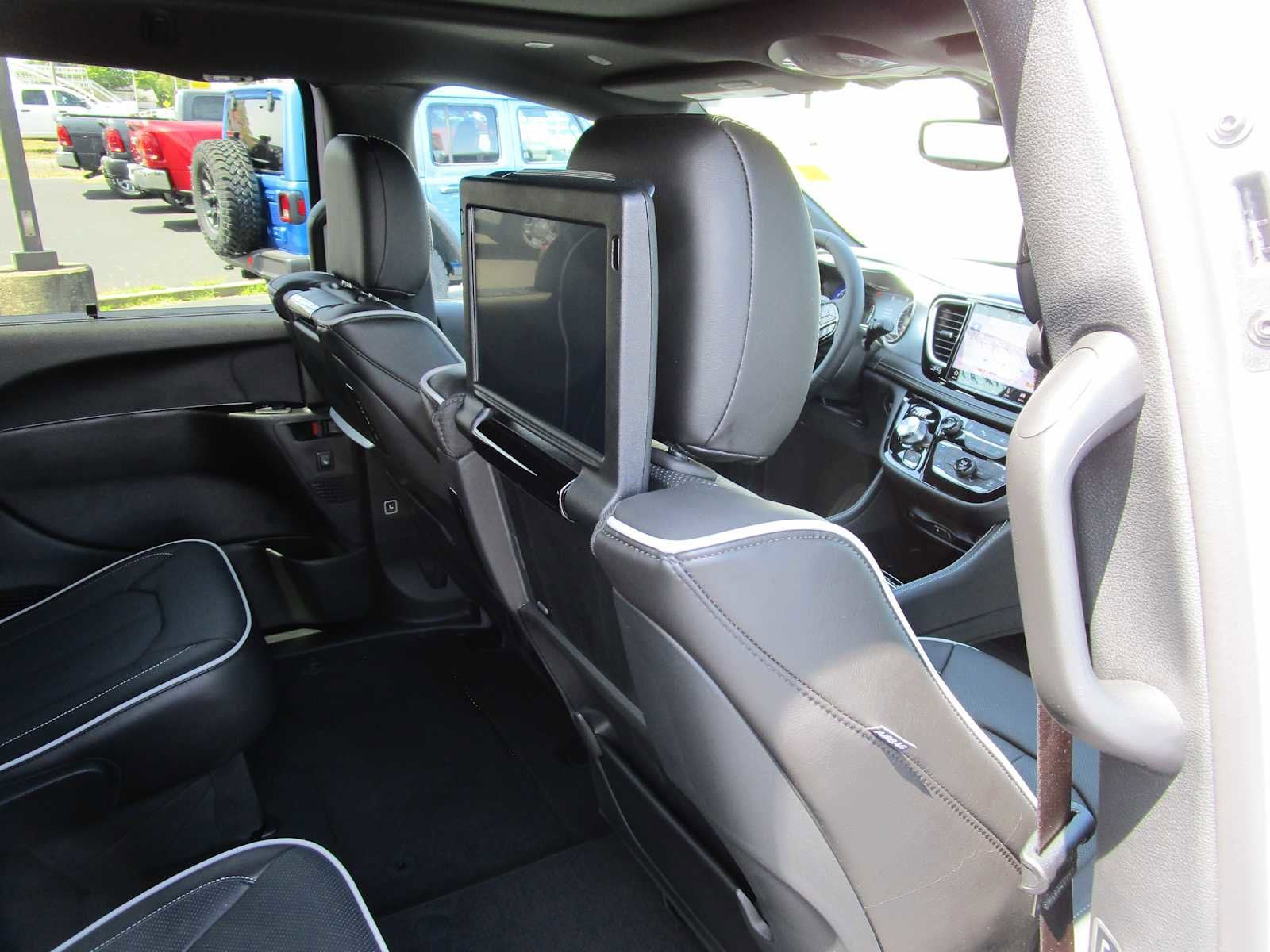 2026 Chrysler Pacifica Limited - Photo 16