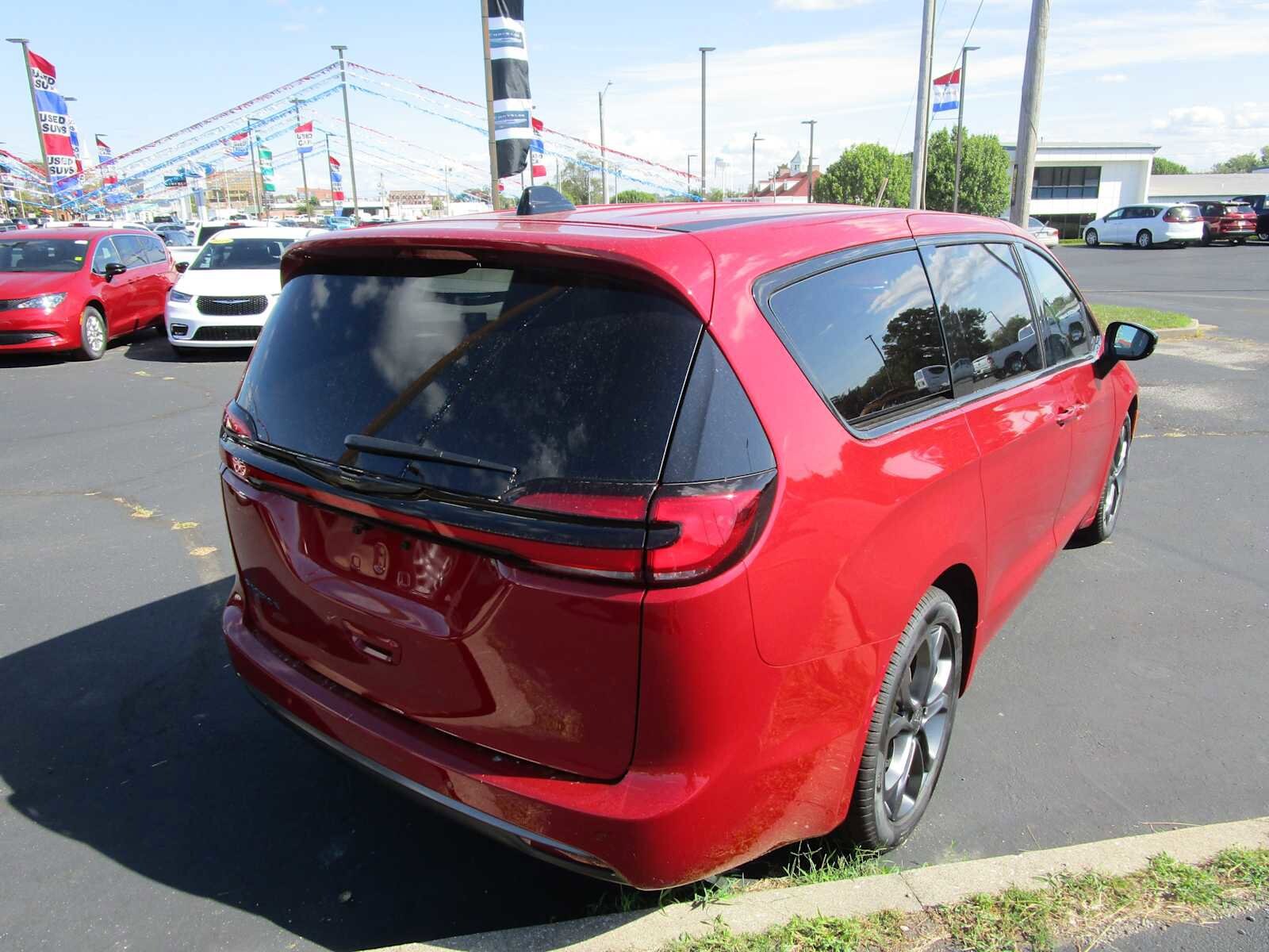 2026 Chrysler Pacifica photo 4