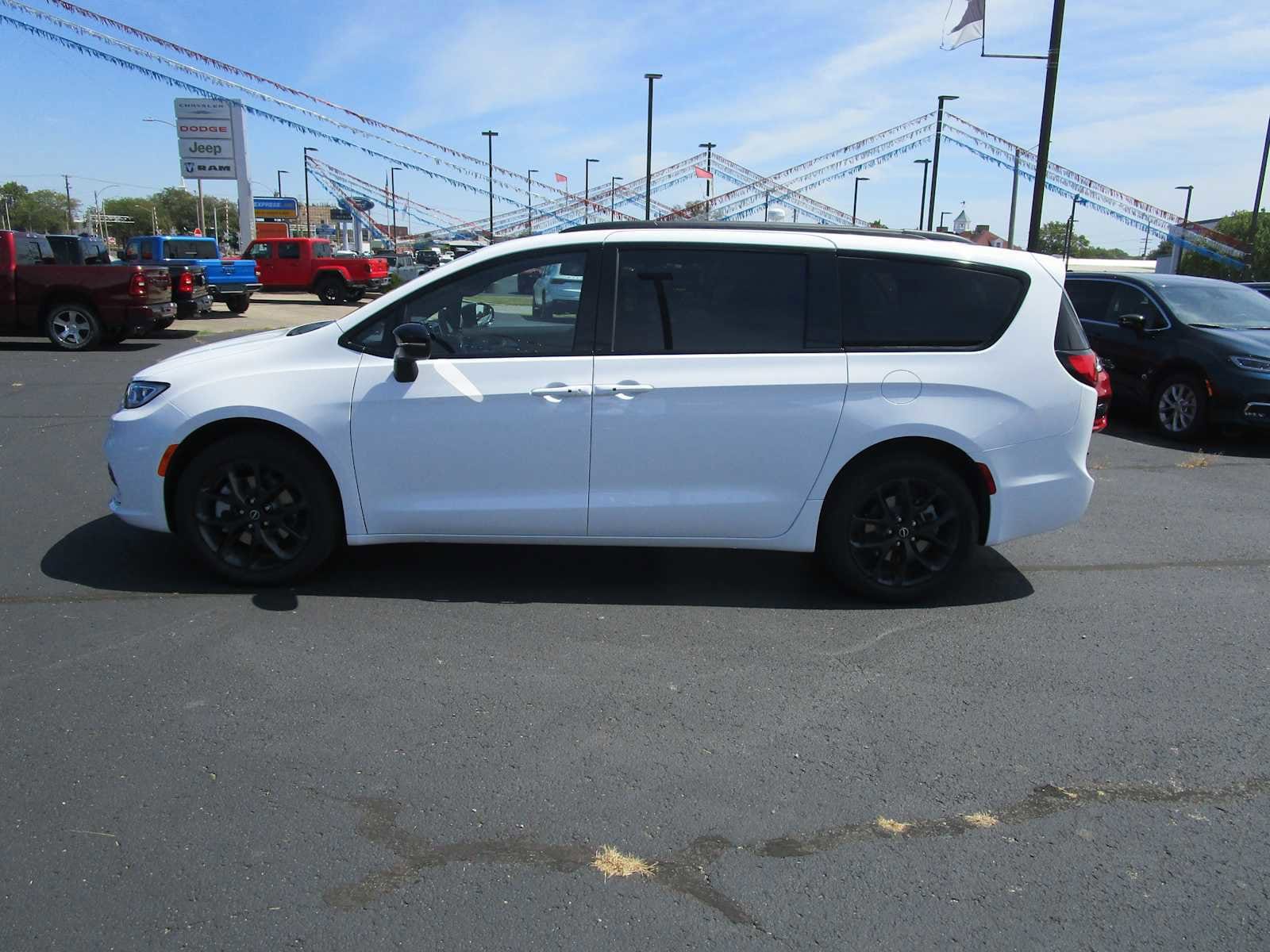 2026 Chrysler Pacifica Limited - Photo 8