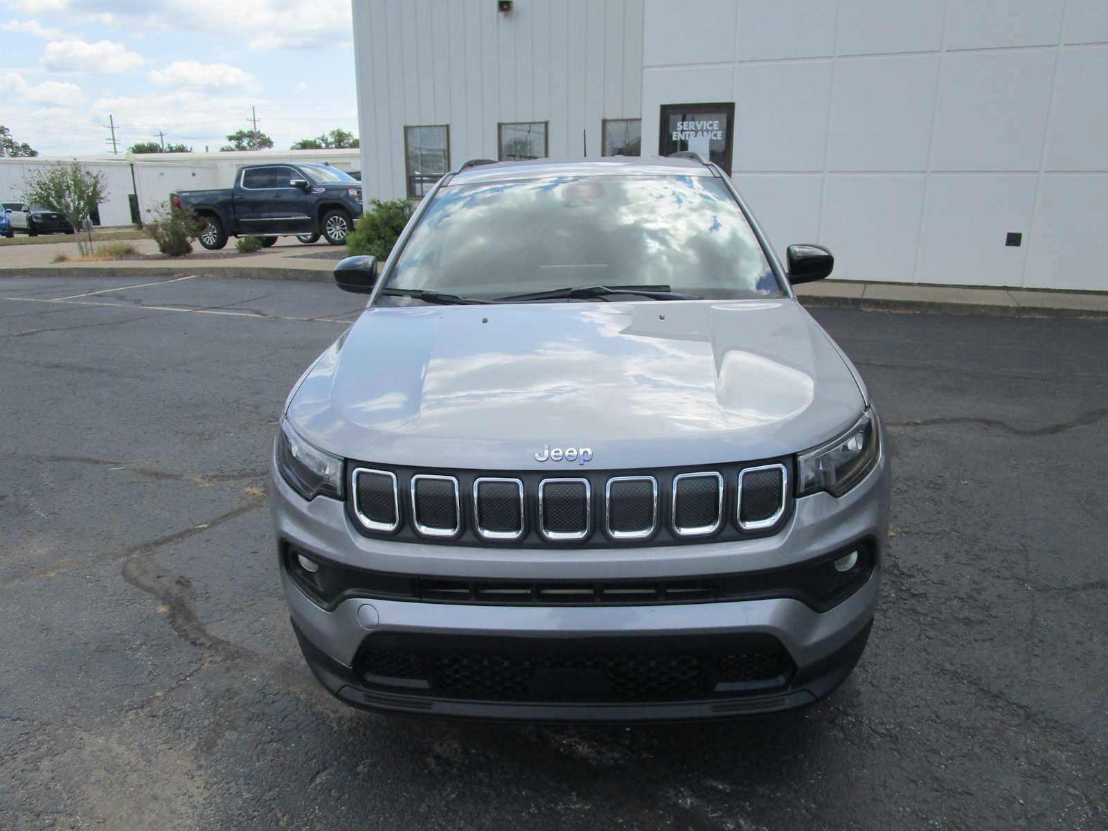 2022 Jeep Compass Latitude photo 2
